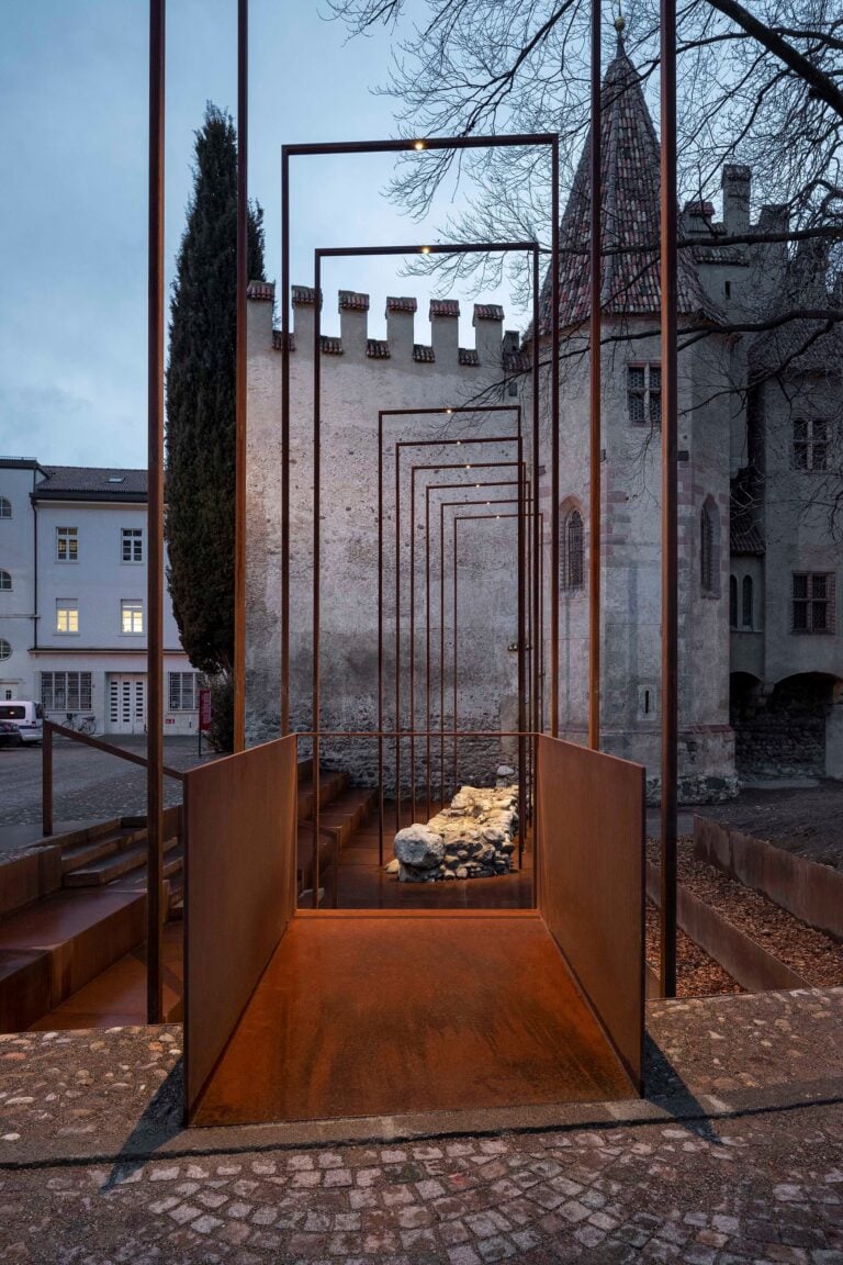 Höller & Klotzner Architetti, Musealizzazione delle mura di cinta, 2020, Merano. Foto Damian Pertoll