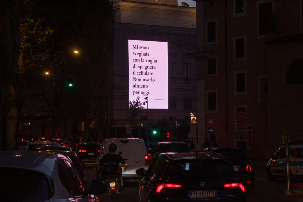 Sui cartelloni pubblicitari di Roma sono apparse delle strane scritte che raccontano i sogni