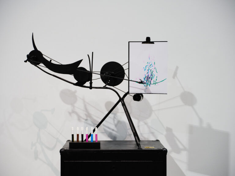 Jean Tinguely, Méta-Matic No. 10, 1959. Replica (2024), veduta dell’installazione in Pirelli HangarBicocca, Milano, 2024. Museum Tinguely, Basel. A cultural commitment of Roche. Courtesy Pirelli HangarBicocca, Milano. Jean Tinguely: © SIAE, 2024. Foto Agostino Osio