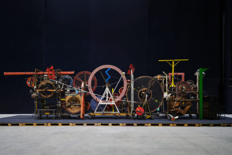 Jean Tinguely, Méta-Maxi, 1986, veduta dell’installazione, Pirelli HangarBicocca, Milano, 2024. On loan from the Mercedes Benz Art Collection. Courtesy Pirelli HangarBicocca, Milano. Jean Tinguely © SIAE, 2024. Foto Agostino Osio