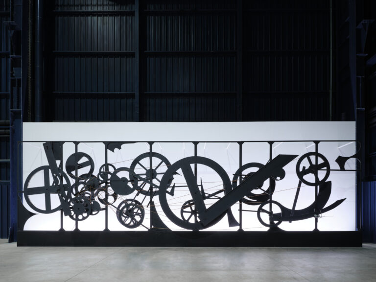 Jean Tinguely, Requiem pour une feuille morte, 1967. Veduta dell’installazione, Pirelli HangarBicocca, Milano, 2024. Collection Fonds Renault pour l’art et la culture, France. Courtesy Pirelli HangarBicocca, Milano, Jean Tinguely © SIAE, 2024. Foto Agostino Osio