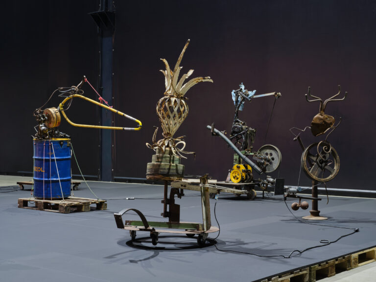 Jean Tinguely, serie dei Philosophers (1988-89), Pjotr Kropotkin, Philosopher, 1988, Henri Bergson, Philosopher, 1988, Ludwig Wittgenstein, Philosopher, 1988, Wedekind, Philosopher, 1988-89, veduta dell’installazione, Pirelli HangarBicocca, Milano, 2024. Courtesy Pirelli HangarBicocca, Milano. Jean Tinguely: © SIAE, 2024. Foto Agostino Osio