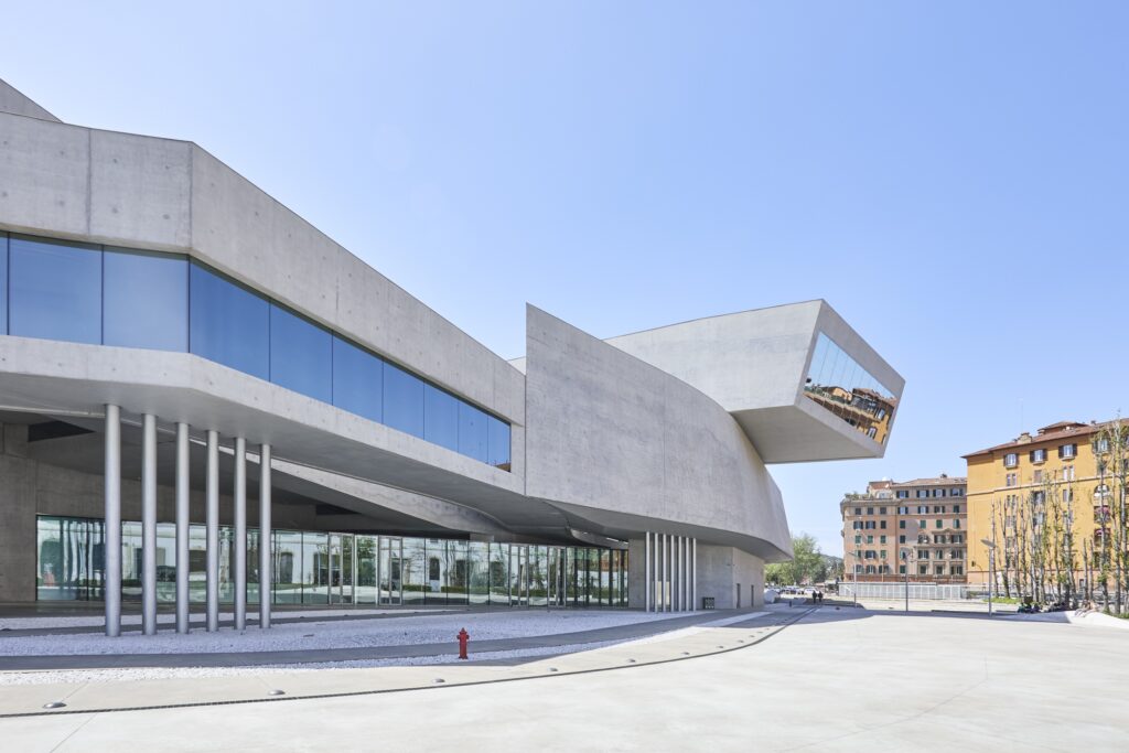 maxxiphcinziacapparelli Da oggi è possibile visitare contemporaneamente il MAXXI e il Vittoriale degli Italiani. Con l’Intelligenza Artificiale