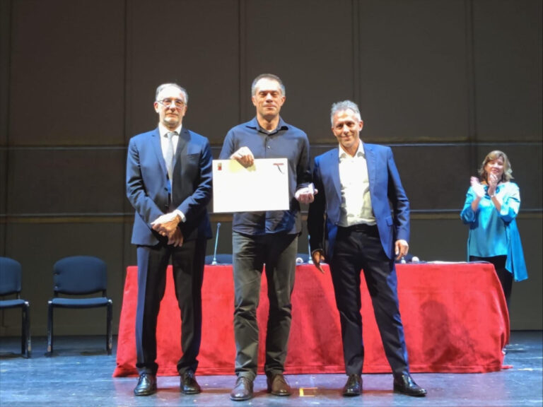 Medaglia Paolo Bodini Alessandro Peiretti e il sindaco Andrea Virgilio