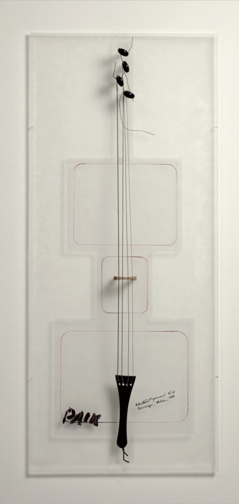 Nam June Paik PLEXIGLAS CELLO TV 1989 Plexiglas, pennarello, corde e altri elementi lignei di violoncello, scatola / Plexiglas, marker, cello strings and other wooden cello elements, box 141 x 61 x 8 cm Courtesy Fondazione Bonotto