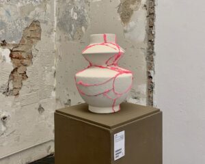 A Milano una mostra sul kintsugi che invita a riflettere sulla vulnerabilità e sull’arte del ricomporre ciò che si è rotto