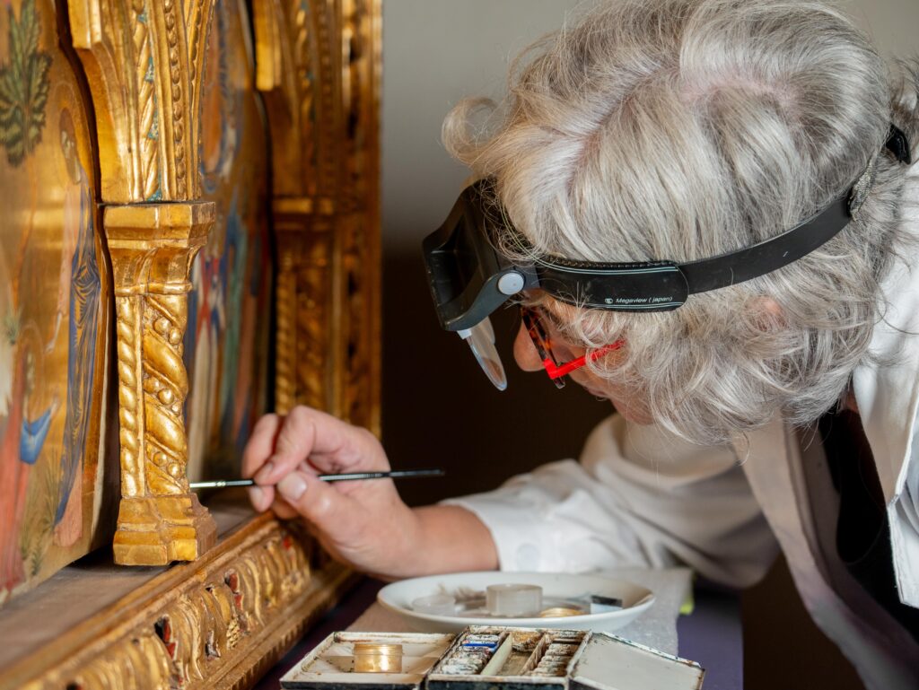 La restauratrice Milena Dean al lavoro sull’opera © Foto di Matteo Panciera