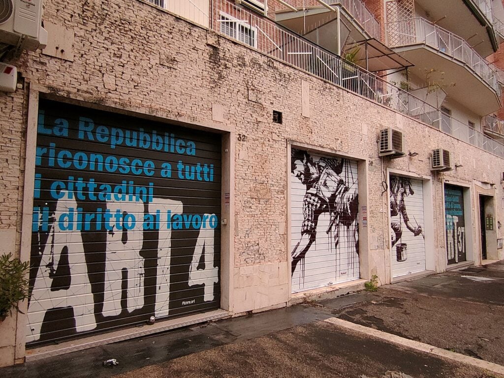 serrande A Roma 15 murales trasformano una via del quartiere Garbatella in una passeggiata artistica