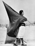 tina modotti donna con bandiera messico 1928 archivi cinemazero pordenone La fotografia, la visione e la libertà di Tina Modotti in mostra a Torino 