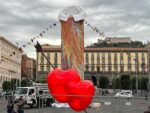 A Napoli in Piazza Municipio grande opera di Gaetano Pesce al posto di Pistoletto