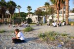 Il rituale “Meet Your Other” della DataMeditation sulla spiaggia del lido comunale di Reggio Calabria, 2 settembre 2024. Photo Jasmine Iannì