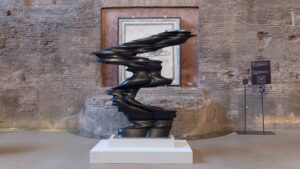 Alle Terme di Diocleziano di Roma le sculture sinuose dell’artista inglese Tony Cragg  