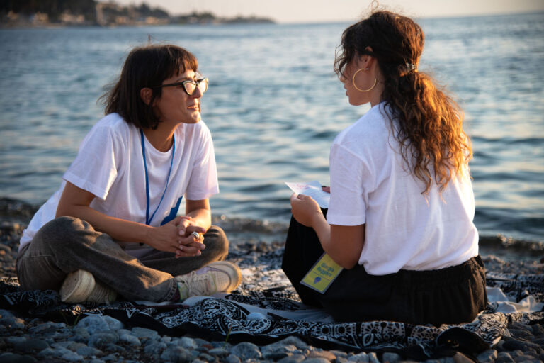 Il rituale “Meet Your Other” della DataMeditation sulla spiaggia del lido comunale di Reggio Calabria, 2 settembre 2024. Photo Jasmine Iannì