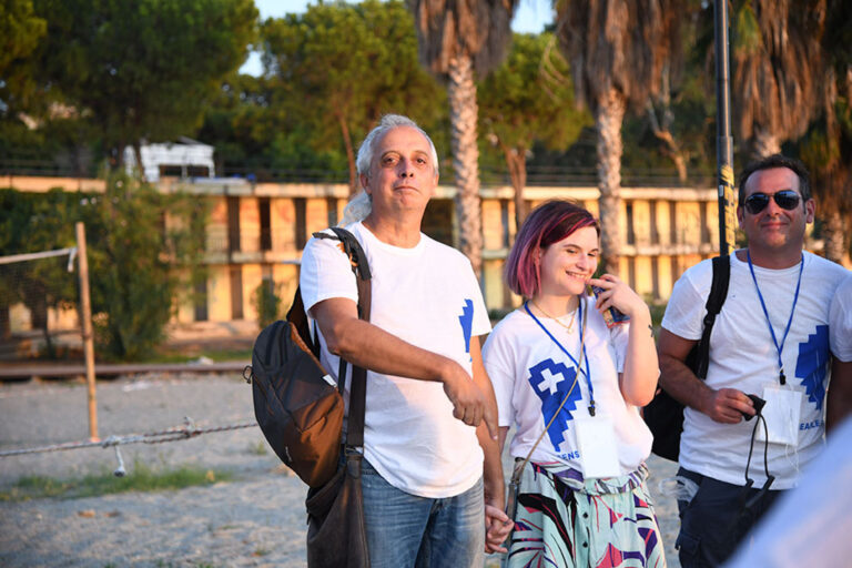 Il rituale “Meet Your Other” della DataMeditation sulla spiaggia del lido comunale di Reggio Calabria, 2 settembre 2024. Photo Jasmine Iannì