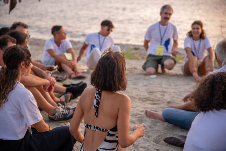 Il rituale “Meet Your Other” della DataMeditation sulla spiaggia del lido comunale di Reggio Calabria, 2 settembre 2024. Photo Jasmine Iannì