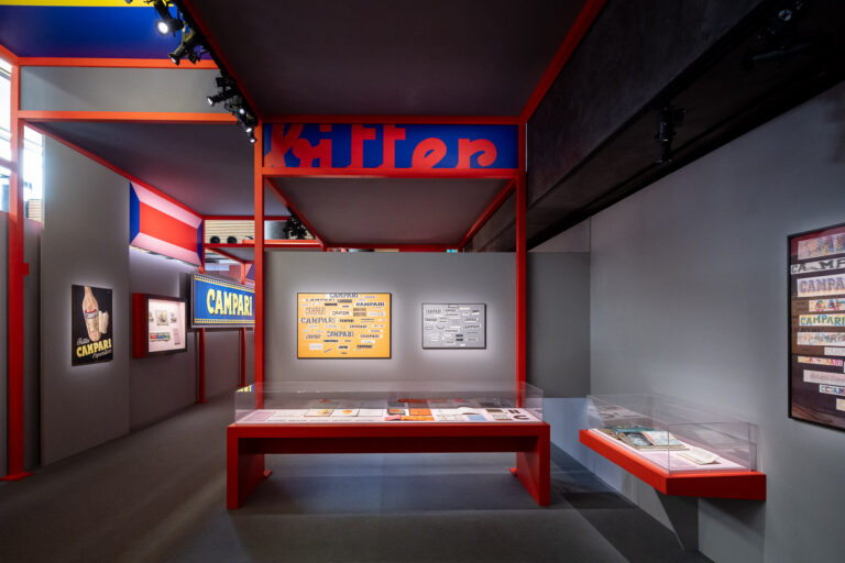 20241113 galleriacampari bold allestimentimostralow 22 Munari, Depero e gli altri. Alla Galleria Campari fuori Milano una grande mostra di grafica