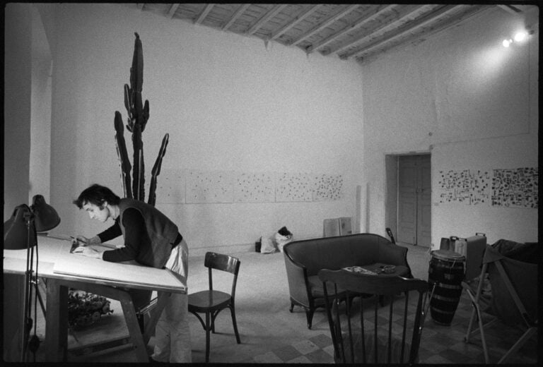 30-01-1975 Alighiero Boetti mentre lavora nello studio Piazza S. Apollonia 3, Roma © Giorgio Colombo, Milano