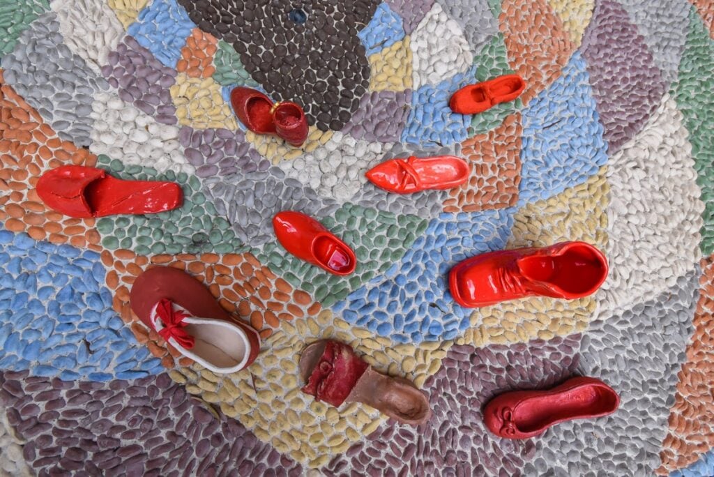 Scarpette rosse in ceramica, Albissola Marina, 2021