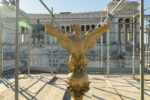 Aquila alla sommità del pennone di destra di Gaetano Vannicola