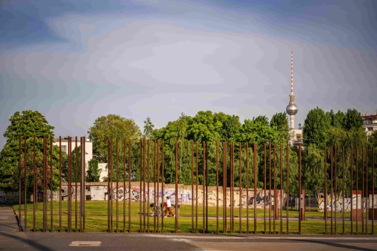 Berlino Berlin Wall Memorial con la Torre nello sfondo, 2024. Photo GNTB Dagmar Schwelle