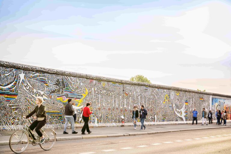 Berlino. East_Side_Gallery ciclopedonale, 2024. Photo GNTB Dagmar Schwelle