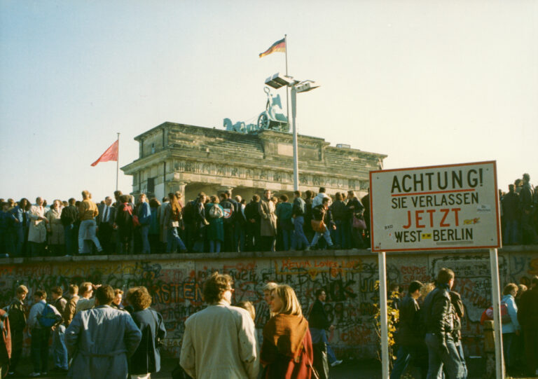 Berlino. Foto storica Brandenburg gate, 1989. Photo GNTB Landesarchiv Berlin