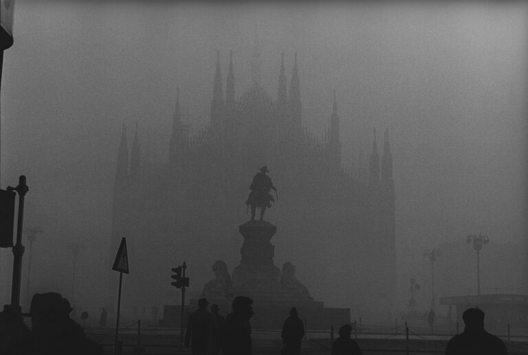 Carlo Orsi, Milano, 1959. Madonnina velata, Piazza Duomo © Archivio Carlo Orsi. Courtesy Archivio Carlo Orsi