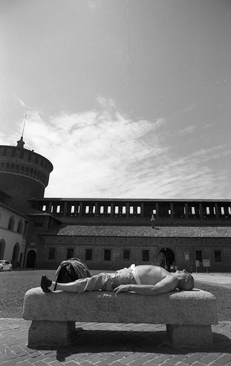 Carlo Orsi, Milano, 2015. Senza ombrellone. Castello Sforzesco © Archivio Carlo Orsi. Courtesy Archivio Carlo Orsi