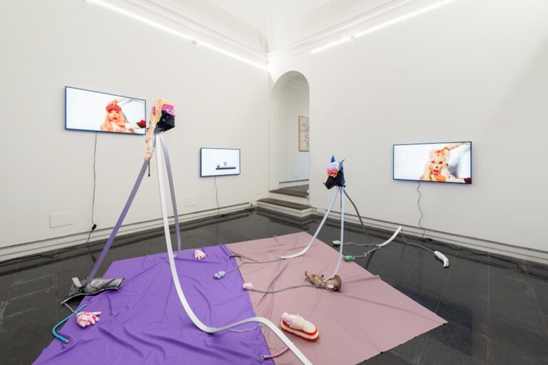 Catherine Biocca, Ugly woman scratching her head, installation view at Galleria Eugenia Delfini, Roma, 2024