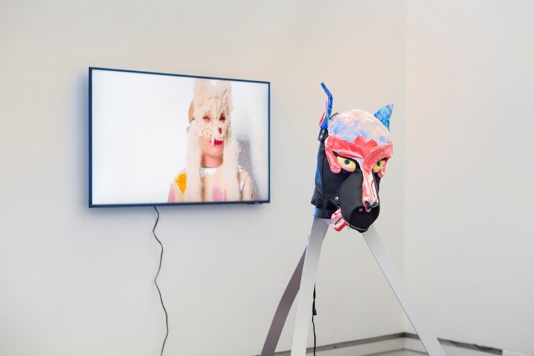 Catherine Biocca, Ugly woman scratching her head, installation view at Galleria Eugenia Delfini, Roma, 2024