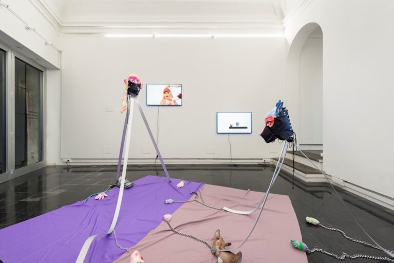 Catherine Biocca, Ugly woman scratching her head, installation view at Galleria Eugenia Delfini, Roma, 2024