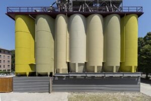 Un intervento del grande artista David Tremlett su 13 silos di mangime a Reggio Emilia