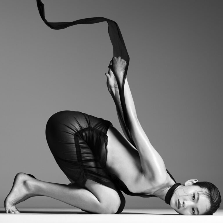 Hoyeon Jung nella foto di Ethan James Green per il Calendario Pirelli 2025 © Pirelli