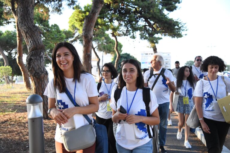 Il rituale “Meet Your Other” della DataMeditation sulla spiaggia del lido comunale di Reggio Calabria, 2 settembre 2024. Photo Jasmine Iannì