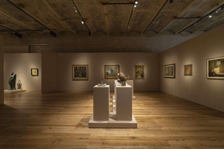 Installation view “COSTELLAZIONI. Arte italiana 1915-1960 dalle Collezioni Monte dei Paschi di Siena e Cesare Brandi”, Santa Maria della Scala, Siena, 2024. Photo © Musei Nazionali di Siena