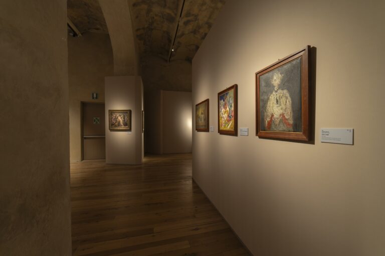 Installation view “COSTELLAZIONI. Arte italiana 1915-1960 dalle Collezioni Monte dei Paschi di Siena e Cesare Brandi”, Santa Maria della Scala, Siena, 2024. Photo © Musei Nazionali di Siena