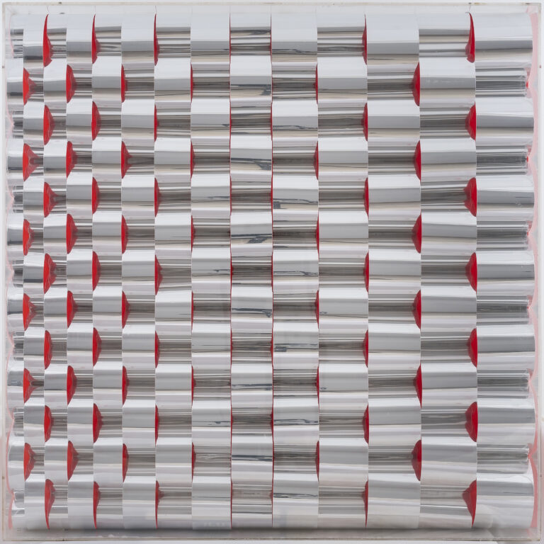 Marina Apollonio, Rilievo 703, 1964–1970. Alluminio e pittura fluorescente su tavola, 50 x 50 x 5 cm. Collezione dell'artista, Padova. Photo Sergio Martucci. © Marina Apollonio