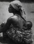 Mother with Child, Liberia, 1931 Gelatin silver print, vintage print © ESTATE OF MARTIN MUNKACSI – Courtesy Howard Greenberg Gallery and Paci contemporary gallery (Brescia-Porto Cervo, IT) cm 28,5 x 22,5 ca. / inches 11,2 x 8,9 ca