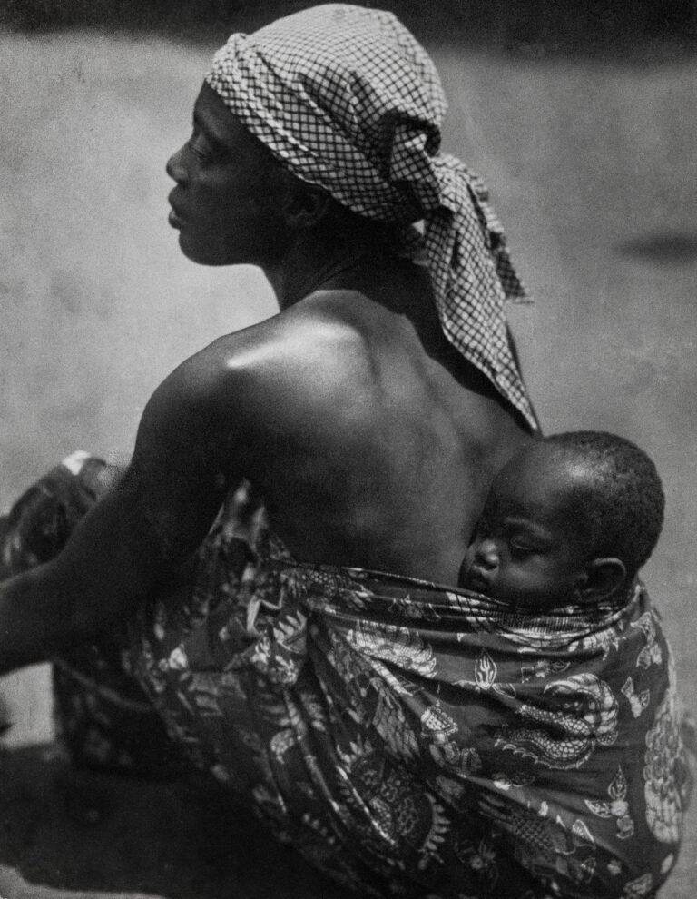 Mother with Child, Liberia, 1931 Gelatin silver print, vintage print © ESTATE OF MARTIN MUNKACSI – Courtesy Howard Greenberg Gallery and Paci contemporary gallery (Brescia-Porto Cervo, IT) cm 28,5 x 22,5 ca. / inches 11,2 x 8,9 ca