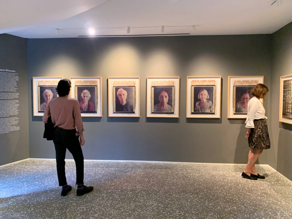 Maurizio Galimberti, Fotografia imperfetta dentro il fragile vivere, installation view a Fondazione Rovati, Milano, 2024