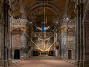 L’artista Monica Bonvicini porta le sue opere in una chiesa di Cremona