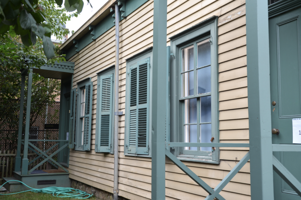 one of the landmark wood framed houses on hunterfly road built in the 1800s that will be restored for the weeksville heritage center in a 39 million ddc project for dcla A New York restaurano le storiche case di Weeksville, tra le più importanti comunità nere della città