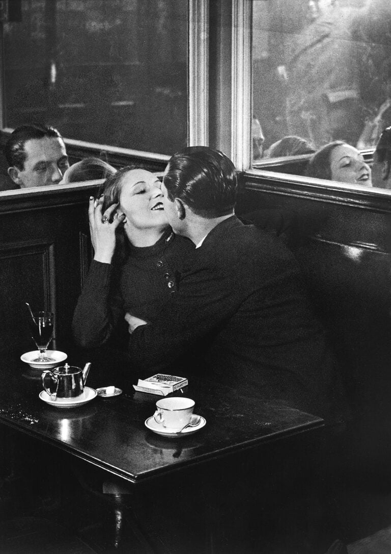 Brassaï, Coppia di amanti in un piccolo caffè in place d’Italie, 1932 c. © Estate Brassaï Succession - Philippe Ribeyrolles