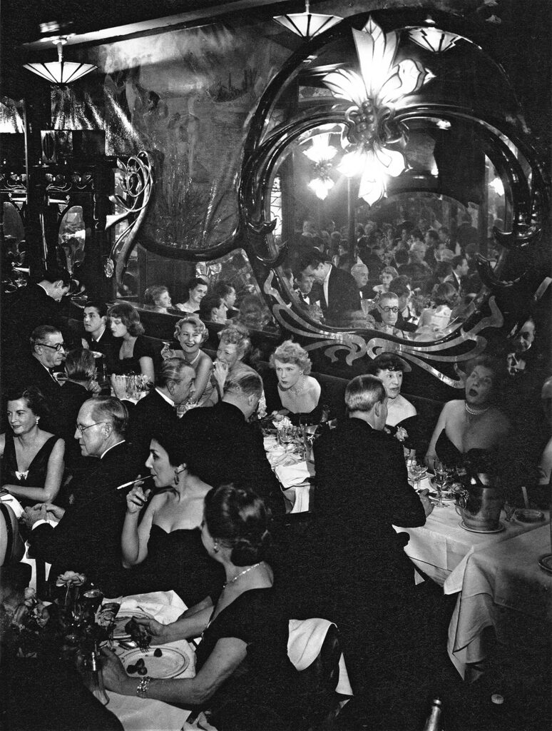 Brassaï, Serata di gala da “Maxim’s”, 1949. © Estate Brassaï Succession - Philippe Ribeyrolles