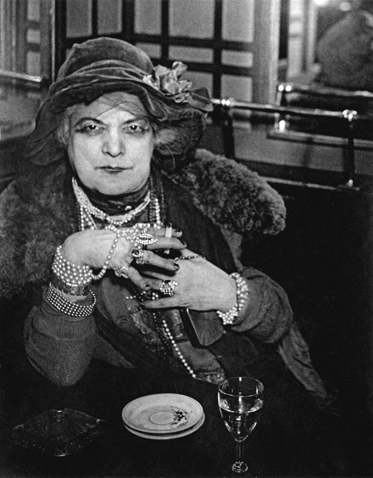 Brassaï, La “Môme Bijou” al Bar de la Lune a Montmartre, 1932. © Estate Brassaï Succession - Philippe Ribeyrolles