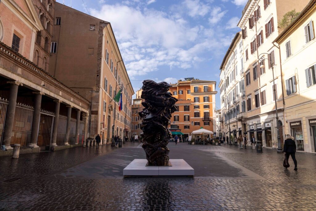 Nelle piazze di Roma le sculture di Tony Cragg, il più importante scultore inglese