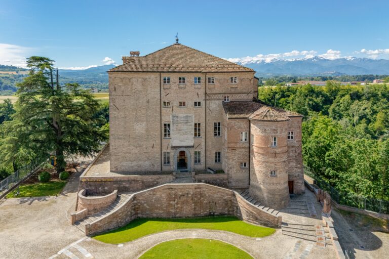 Maestranze locali, Castello di Carrù, XI secolo, Localizzazione Banca Alpi Marittime – Sede, via Stazione 10, Carrù (CN)