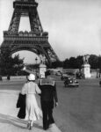 Brassaï, Coppia con un marinaio sul ponte della Tour Eiffel, 1932 c. © Estate Brassaï Succession - Philippe Ribeyrolles