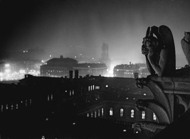 Brassaï, Vista notturna di Parigi da Notre-Dame - La chimera del “diavolo”, 1933. © Estate Brassaï Succession - Philippe Ribeyrolles