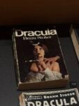 Bram Stoker, Dracula, Arrow Book, 1970, Vampiri - Illustrazione e letteratura tra culto del sangue e ritorno alla morte, Pinacoteca del Museo Civico di Crema,